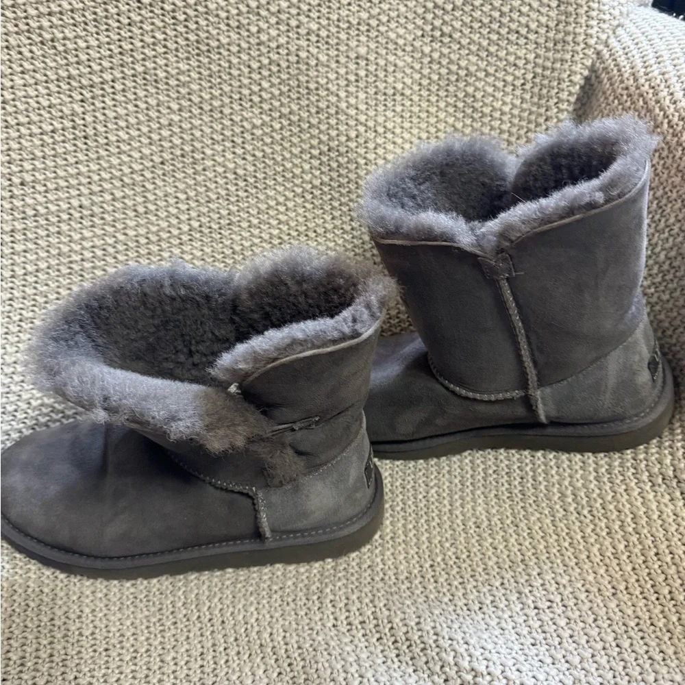 Ugg‎ Short Grey Boots, Size 6